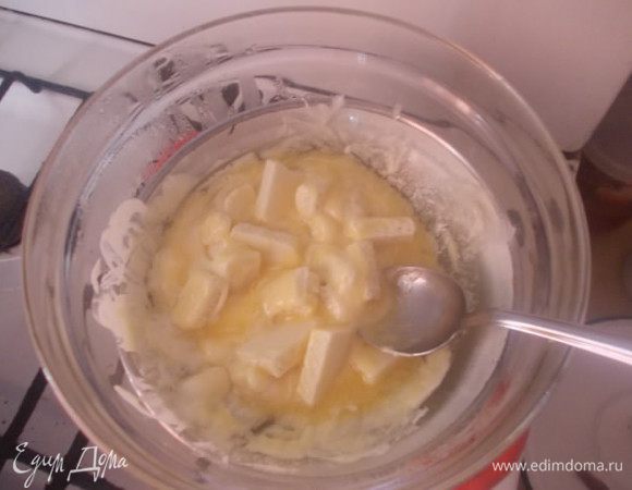 Для приготовления фигурок,растопите шоколад по отдельности на водяной бане. В белый добавьте 30 гр масла,а в черный 10 гр.