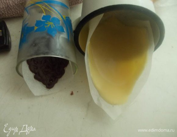 На пергаменте нарисуйте ровные квадраты,карандашом и смажьте чуточку растительным маслом.Для белой фигурки побольше,для черной поменьше. Затем выдавите шоколад белый,сплошным рисунком.а черный рельефными завитушками. Положите их в стаканы разного размера и отправьте в морозилку для застывания.Также сделайте из белого шоколада пару треугольничков и полосочек.