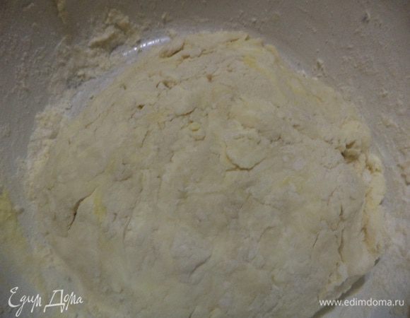 Охлаждённое сливочное масло натереть на крупной тёрке, добавить муку, порубить ножом в крошку.
Влить пиво, добавить яйцо, перемешать, замесить тесто.
Поставить на 2 часа в холодильник.