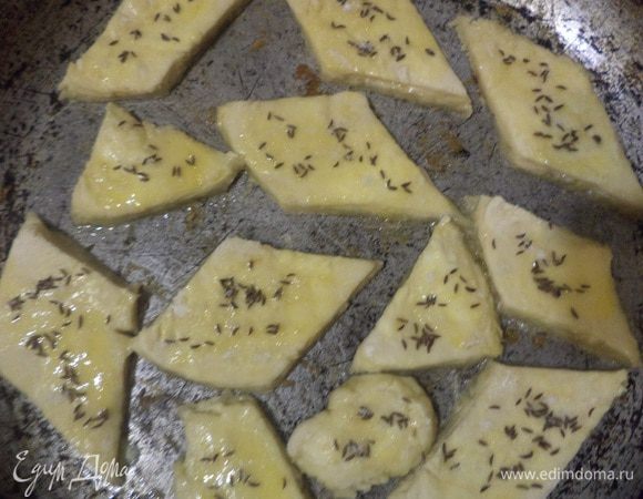 Выложить печенье на смазанный маслом противень, смазать взбитым яйцом. Закусочный вариант посыпать тмином и солью, а сладкие посыпать пудрой после выпечки.
Выпекать при температуре 180 градусов 20 - 25 минут.