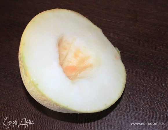 Берем кусок сладкой дыни примерно на полкилограмма.