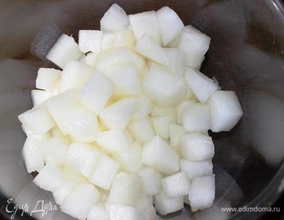 Очищаем и нарезаем довольно крупным кубиком.
