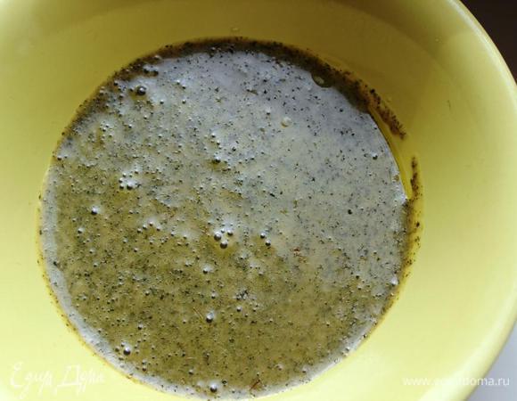 Сделаем заправку, смешав в блендере масло, мед, уксус, рубленую мяту, перец и соль по вкусу (учитывайте соленость сыра, бекона и фисташек). 
Хочу здесь отметить, что в оригинальном рецепте меда было 3 ст.л., мне этого показалось многовато, поэтому я добавила только 1. Так что этот ингредиент тоже регулируйте по вкусу.