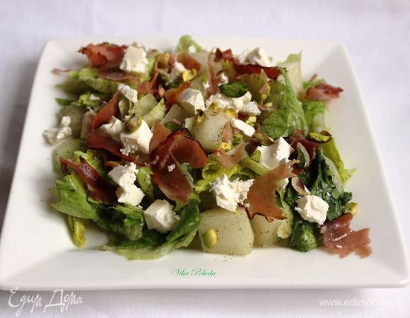 Выкладываем на блюдо, посыпаем раскрошенной фетой, беконом и крупно порубленными фисташками.