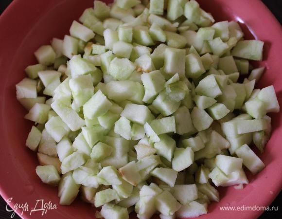 Я блоки очистим от кожуры и внутренней части, порежем небольшим кубиком и сбрызнем лимонным соком.