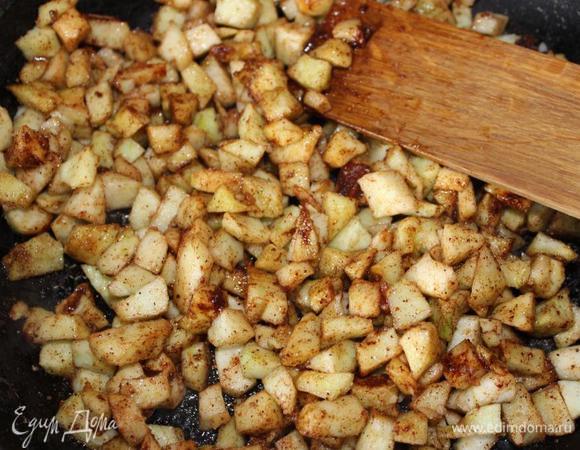 Выложим их на сковороду, посыплем оставшейся 1 ст.л. сахара и корицей, перемешаем и потушим под крышкой до мягкости, периодически помешивая. У меня это заняло минут 20. Здесь важно яблоки хорошо потушить, но не до состояния пюре, а так, чтобы они сохранили форму.