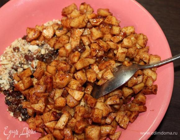 Яблоки полностью остудим, изюм процедим и обсушим.
Смешаем орехи, яблоки и изюм. 
