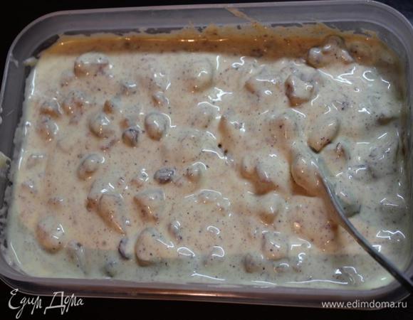 Добавим к ней яблочную смесь и перемешаем до ее равномерного распределения.
Поставим обратно в морозильник до готовности часа на 3-4.