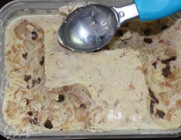 Если мороженое стояло дольше в морозильнике, то, так как мы его больше не взбивали, перед подачей дадим ему постоять при комнатной температуре минимум минут 10-15.
Кстати, мороженого в объеме получилось чуть больше литра и весом около 900 грамм. 