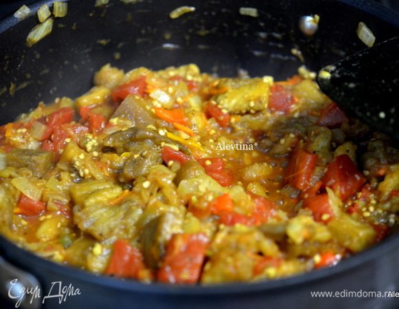 Добавить приготовленные баклажаны и сладкий красный перец, потушить до готовности, 3-5 минут. В конце добавить лимонный сок, соль, перец и зелень.
