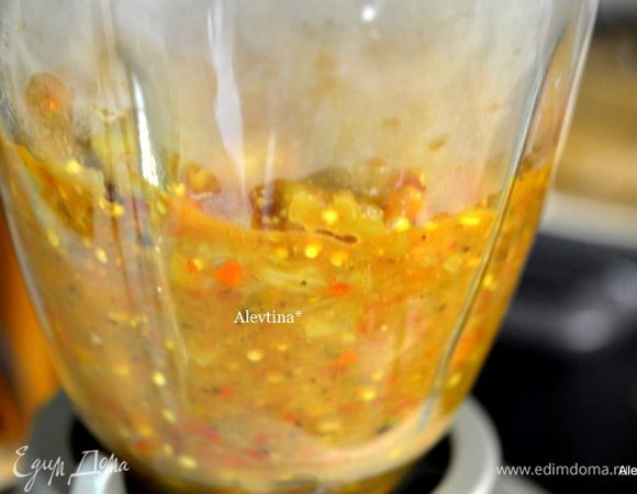 Затем положить в блендер или в кухонный комбайн и измельчить овощи в пюре. Переложить в небольшие стерилизованные баночки.
