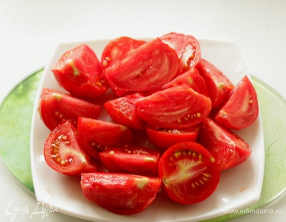 Помидоры порезать дольками.