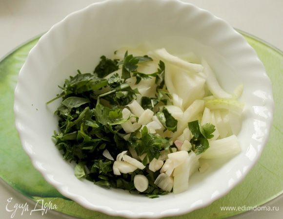 Порезать чеснок, зелень. Лук порезать полукольцами.