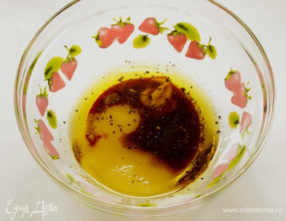 Для приготовления маринада смешать вилкой масло, уксус, мед, соевый соус, перец, соль (соли я положила чуть меньше чем в рецепте), сахар, горчицу.