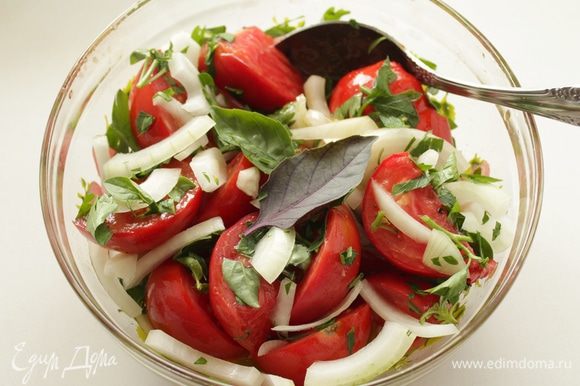 В большой миске смешать помидоры, лук, чеснок, зелень. Залить маринадом, аккуратно перемешать.