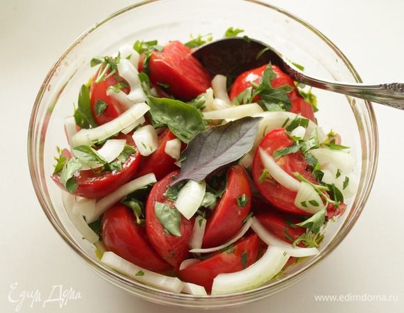В большой миске смешать помидоры, лук, чеснок, зелень. Залить маринадом, аккуратно перемешать.