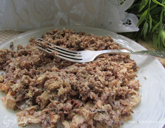 Освободить рыбу от костей и размять вилкой.