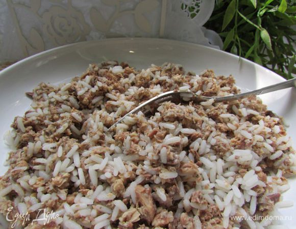 Соединить рис с консервами. Хорошо перемешать.