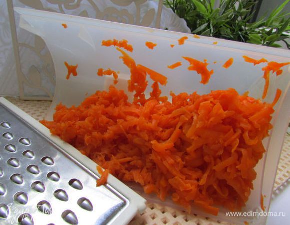 Отварить морковь. Остудить, почистить и натереть на крупной тёрке. 