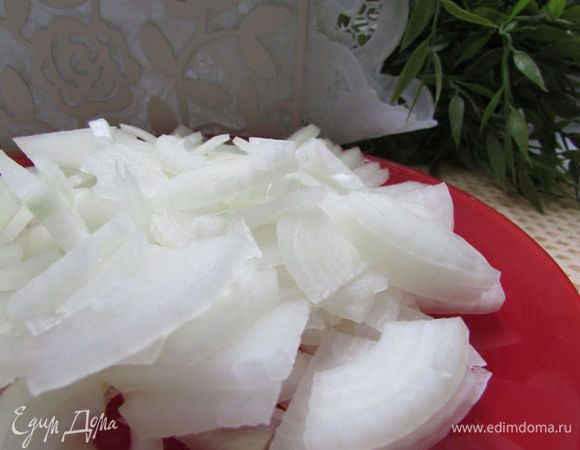 Лук почистить и нарезать полукольцами. Обжарить на растительном масле, посолить, поперчить. Остудить.