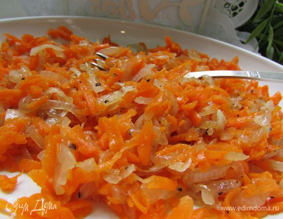 Соединить морковь и жареный лук. 