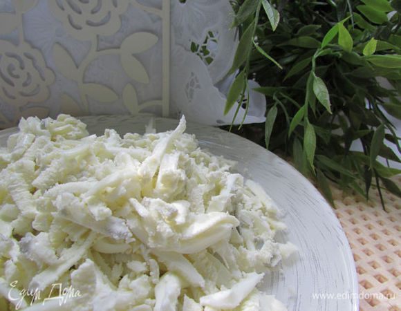 Отварить яйца. Остудить, почистить и натереть на крупной тёрке. 