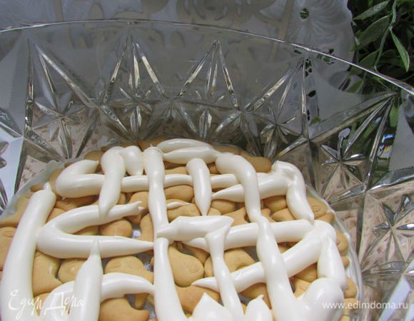 Нанести на крекер майонезную сеточку (не размазывать). 