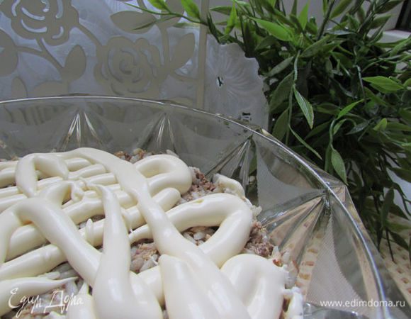 Следующий слой – яйца + консервы с рыбой. Сверху майонезная сеточка. 