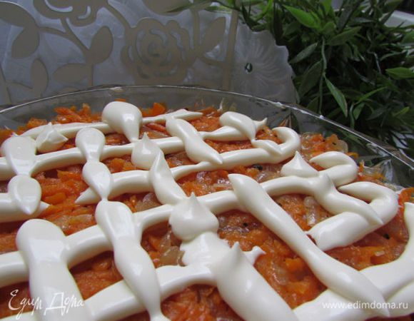 Затем морковь с жареным луком. Поверх майонезная сеточка. 