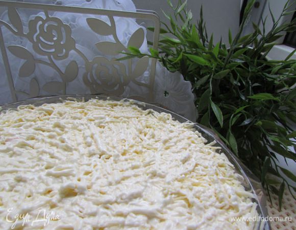 Следующий слой – сыр. Аккуратно примять сыр и слегка смазать майонезом. Можно добавить чесночок, через пресс. 