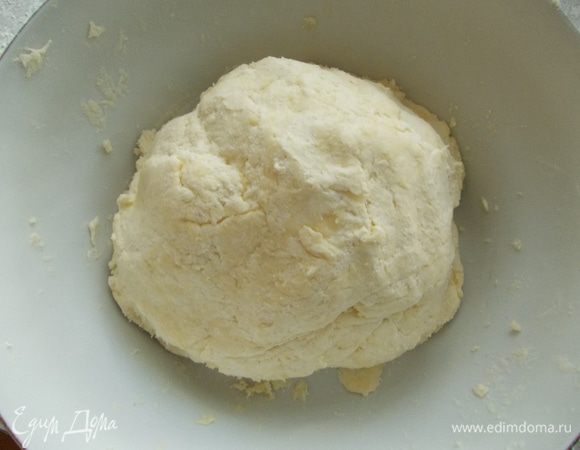 К смеси постепенно, чайной ложкой, вливаем ледяную воду, до образования нужной консистенции.Тесто должно быть немного клейким. Из теста формируем шар, накрываем пищевой пленкой и отправляем в холодильник минимум на 2 часа, желательно на ночь.