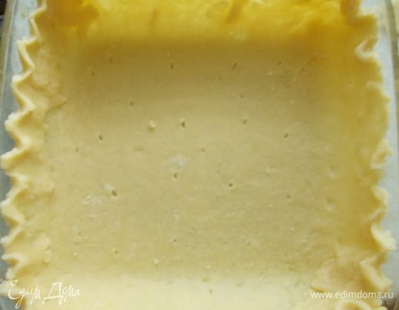 Духовку разогреваем до 180 градусов.Тесто делим на две части. Треть откладываем в сторону для украшения. Стол обильно посыпаем мукой. Раскатываем тесто толщиной в 1- 1.5 см. Выкладываем в предварительно смзаную подсолнечным маслом форму. Прокалываем тесто вилкой или ножом и ставим на минут 15 в холодильник.