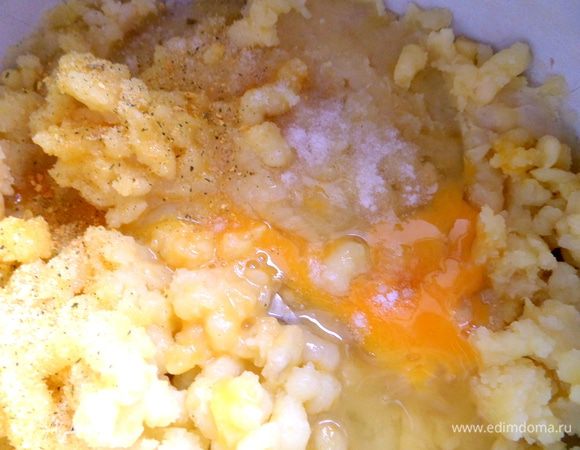 Добавляем яйцо и соль, если нужно.