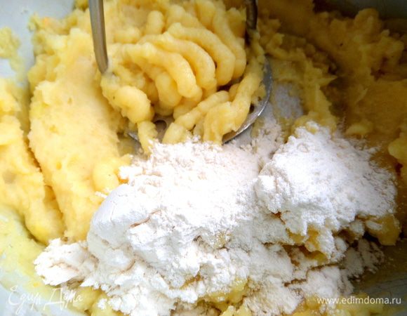 Муку, сколько возьмёт, чтобы легко было лепить.