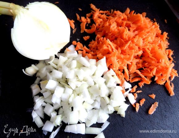 Готовим поджарку: лук нарезать, морковь крупно натереть.