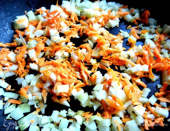 Слегка обжарить на масле.