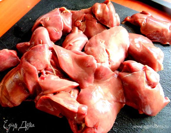 Печень промыть, просушить, обрезать жилки.