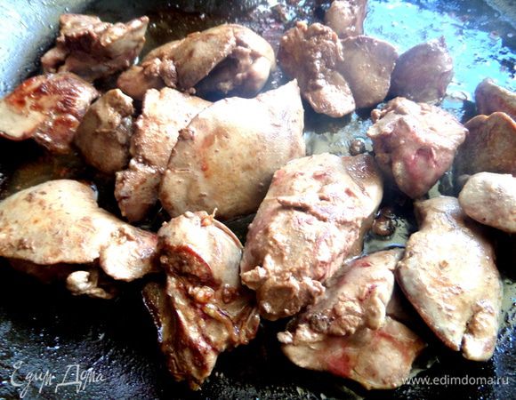 Обжарить в той же сковороде.