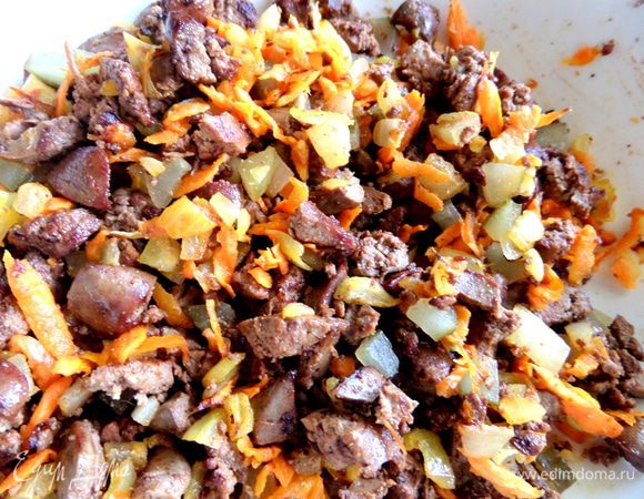 Добавляем печёнку, пробуем на соль.