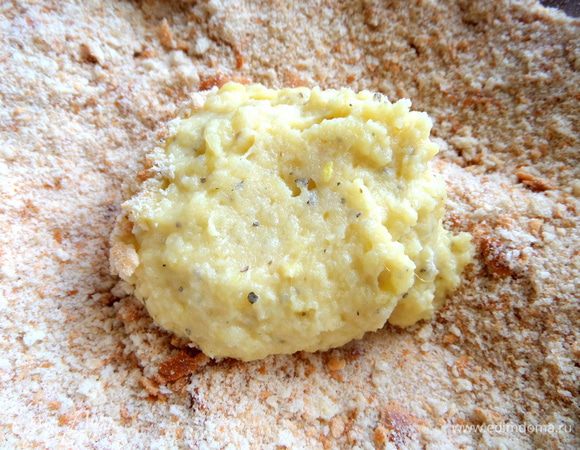 В панировочные сухари кладём котлетку из пюре.