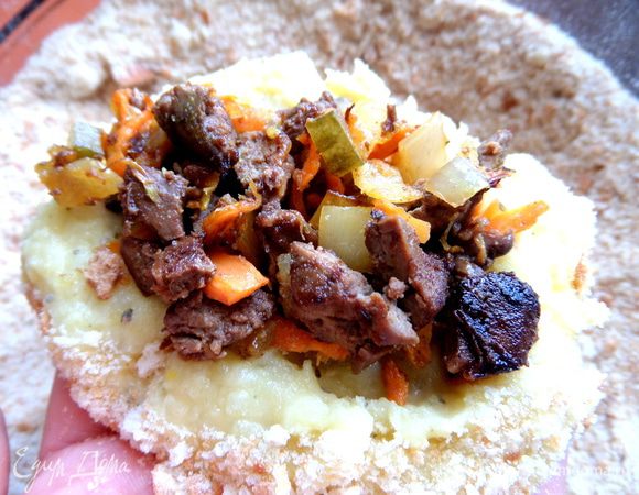 В середину кладём начинку.