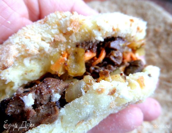 Складываем котлетку в руке, защипываем швы.