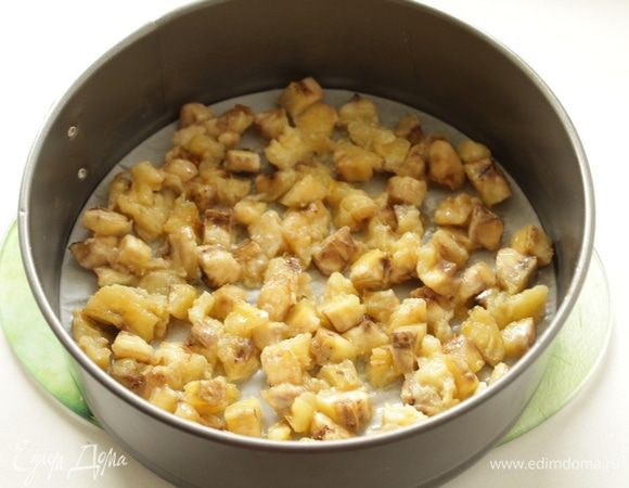 Два банана  порезать и  потушить на 20 г сливочного масла на медленном огне в течение 1 минуты. Выложить в форму 20-22см.