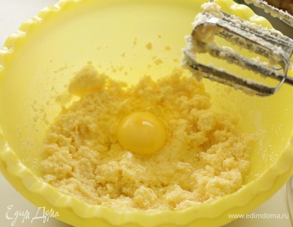  оставшееся сливочное масло  растереть с сахаром, добавить яйца по одному, продолжая смешивать.