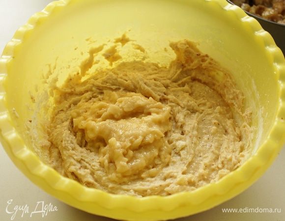 добавить размятый вилкой третий банан и хорошо перемешать.