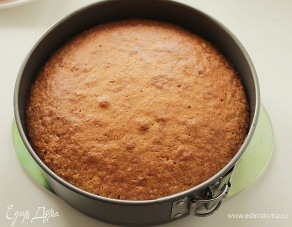 Получившееся тесто выложить в форму прямо на бананы. Выпекать пирог при 170 -200 градусах примерно 1 час,готовность проверить деревянной шпажкой