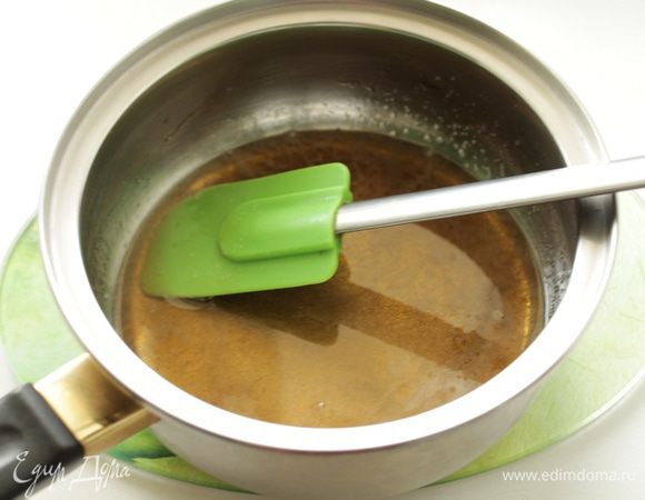 Для глазури:
Сахар нагреть с водой до полного растворения.