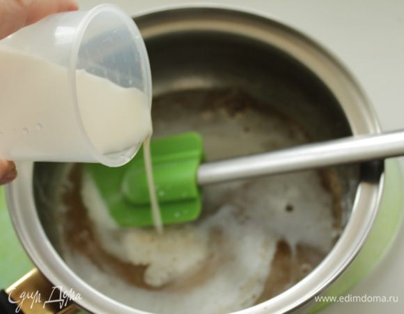 Сливки аккуратно,тонкой струйкой влить в сахарный сироп, помешивая. 