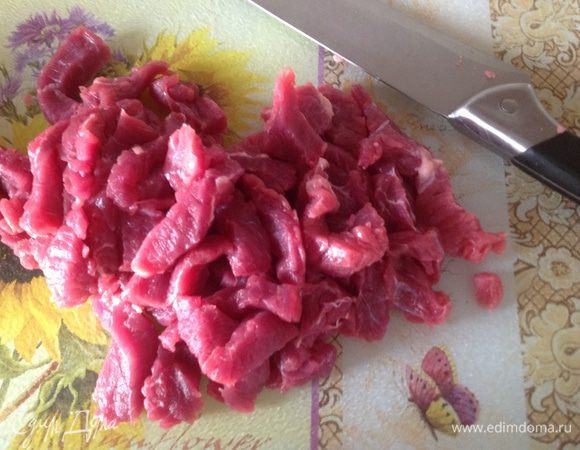 Мясо (мякоть говядины со спины или задней ноги)  нарезать на кусочки длиной 4-5 см, а шириной примерно 1 см.