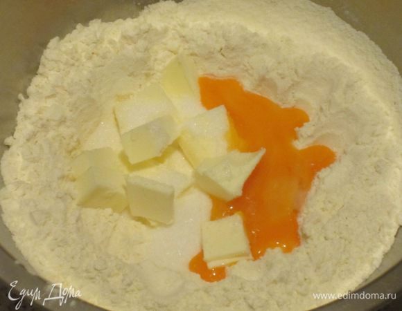 Муку просеять в миску или на рабочую поверхность, добавить дрожжи  и оставшиеся ингредиенты. 